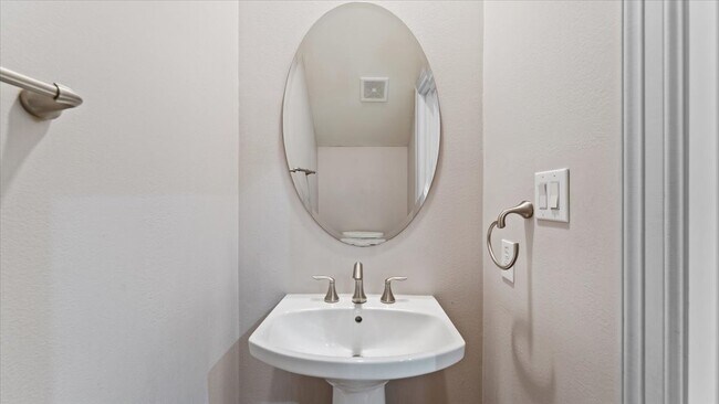 Building Photo - 931 W 23rd St