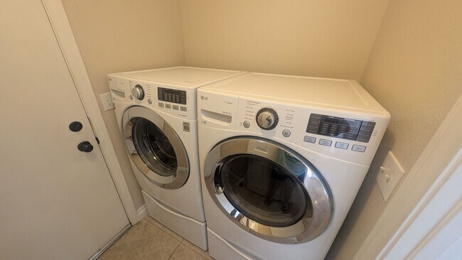 Building Photo - 3 bedroom 1 story house with large backyar...