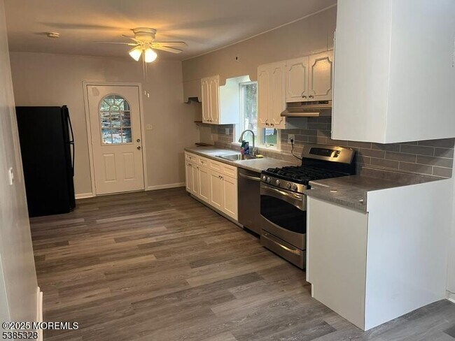 Building Photo - 479 Line Rd