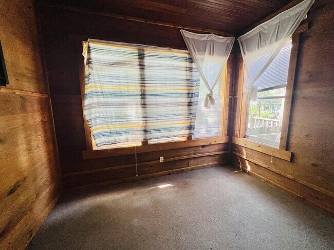 Building Photo - "Spacious 5-Bedroom Retreat with Elegant Hardwood Floors in Vibrant Minneapolis Neighborhood!"