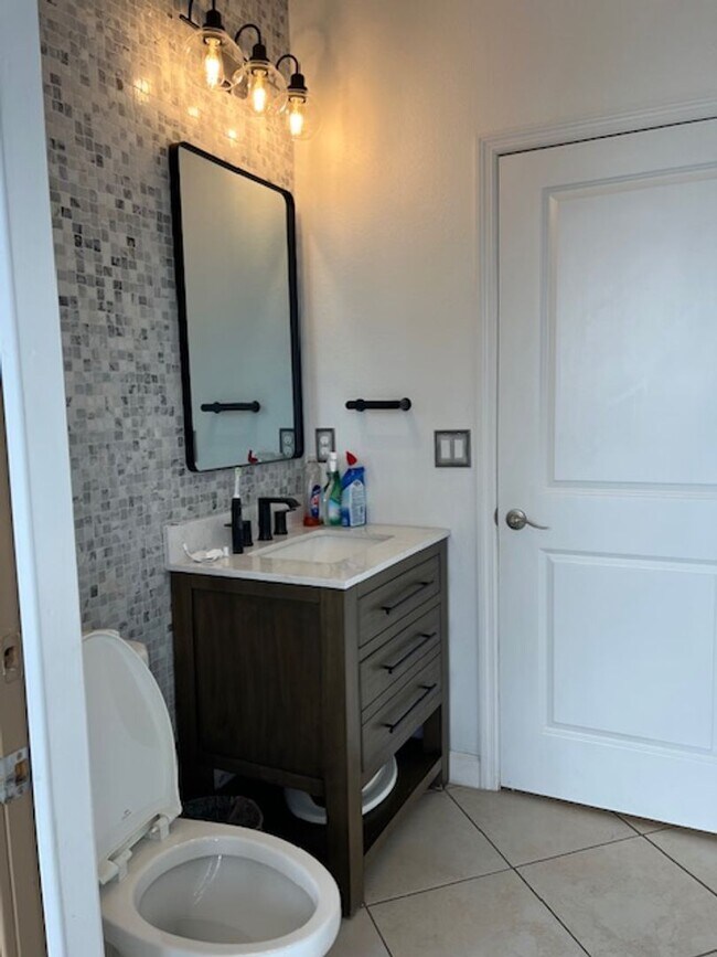 Building Photo - Single Family Home