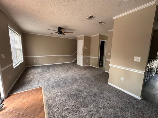 Building Photo - 900 Country Club Rd