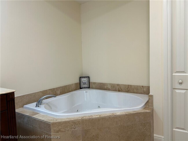 Building Photo - 2351 Lakeview Dr
