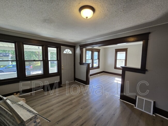 Building Photo - 124 Moir St