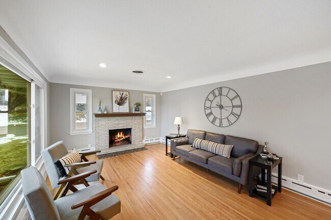 Building Photo - Remodeled 4bd 2ba fully finished rambler style home in New Brighton
