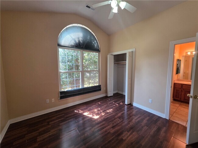 Building Photo - 302 Cross Creek Dr