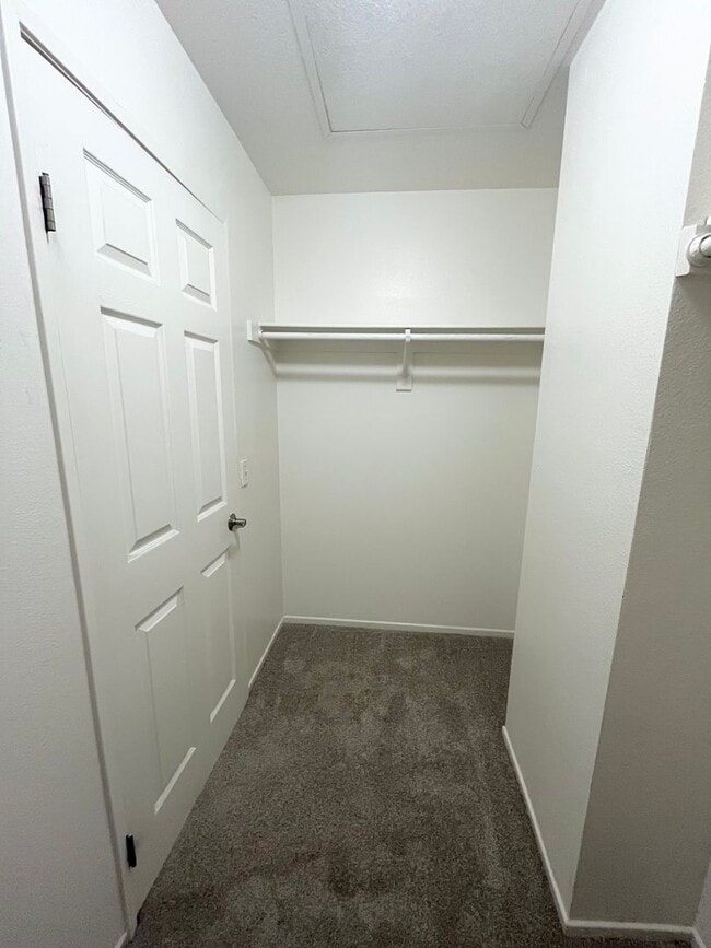 Building Photo - Beautiful 3 bedroom 2.5 bathroom home is M...