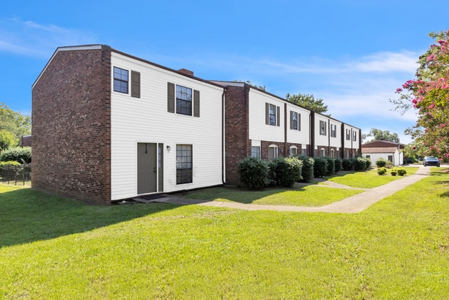Building Photo - *NEWLY RENOVATED* 3 Bedroom Townhouse in D...