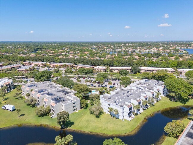 Building Photo - 200 Lakeview Dr