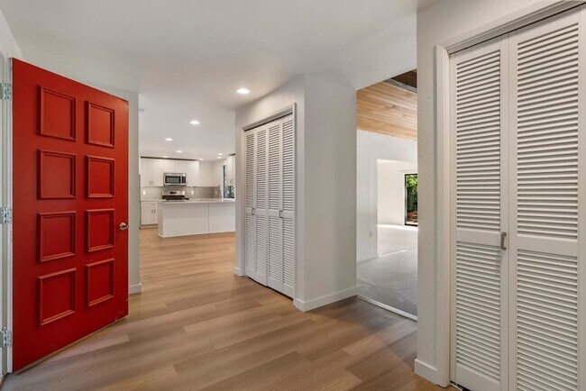 Building Photo - A Spacious Home in the Prestigious Sahalee...