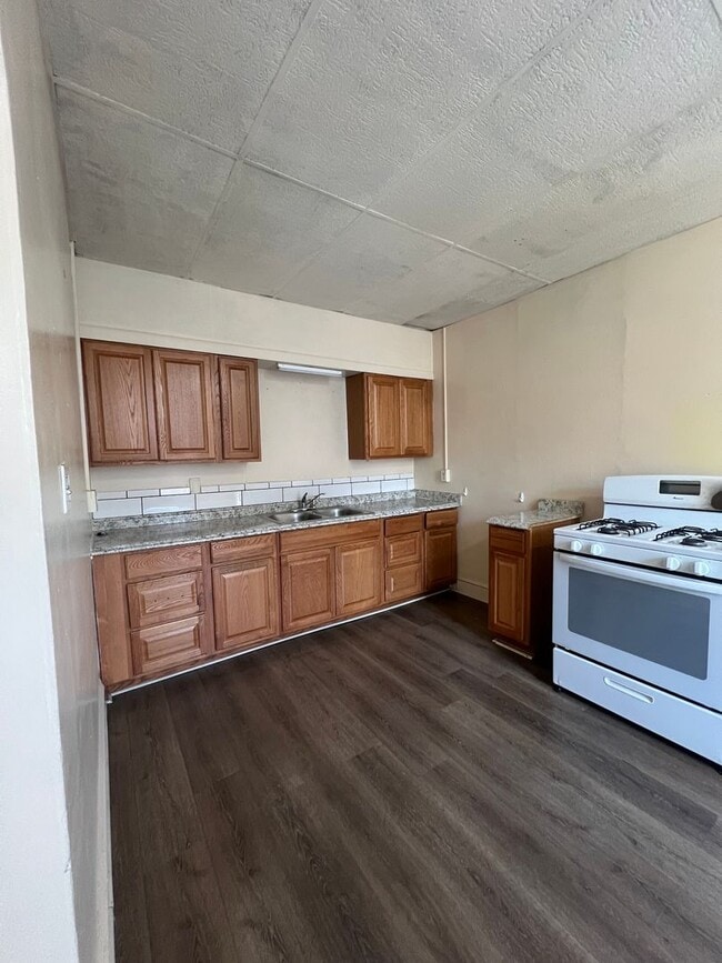 Building Photo - 114 S Queen St