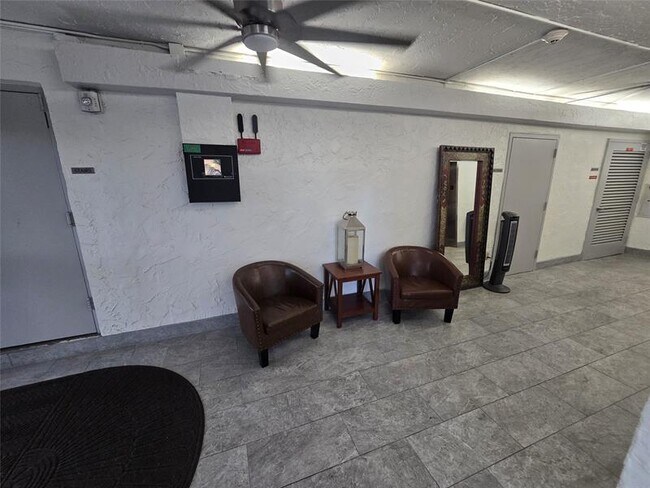 Building Photo - 250 Jacaranda Dr