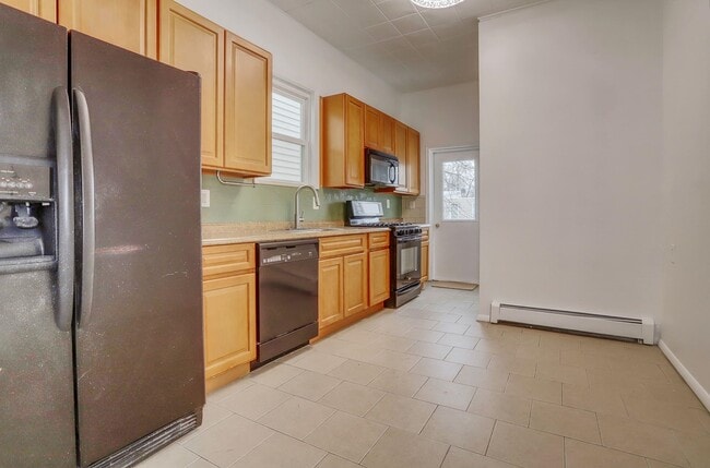 Building Photo - 119 Zabriskie St