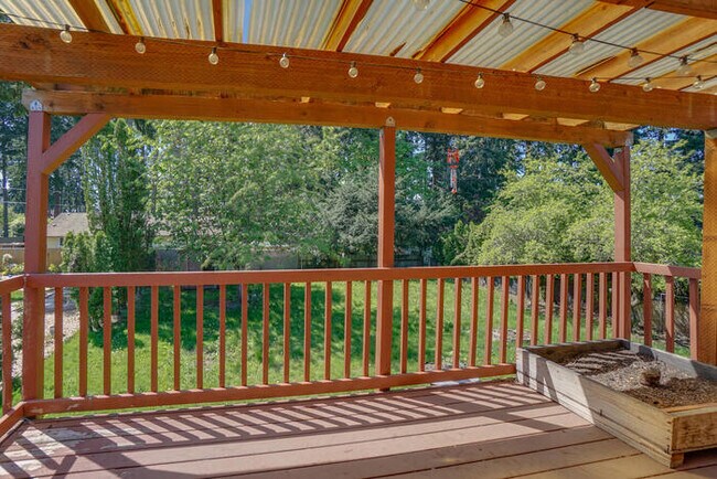 Building Photo - THREE BEDROOM NEAR LENA PARK
