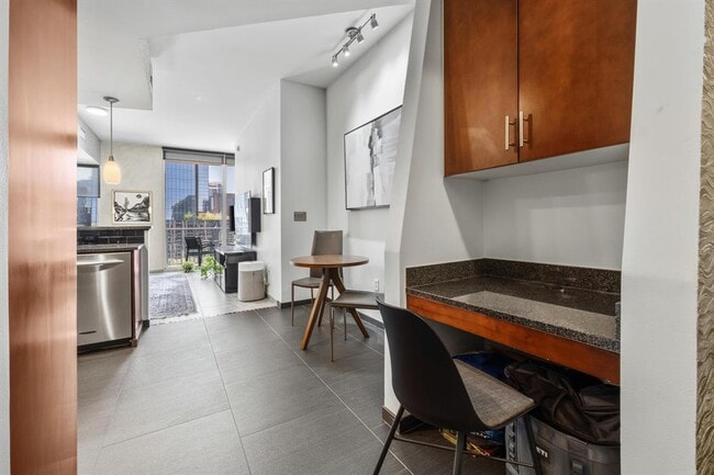 Building Photo - 360 Nueces St