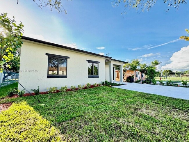 Building Photo - 1005 SW 25th Ave