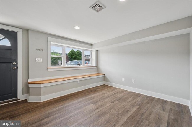 Building Photo - 125 W Berkley Ave
