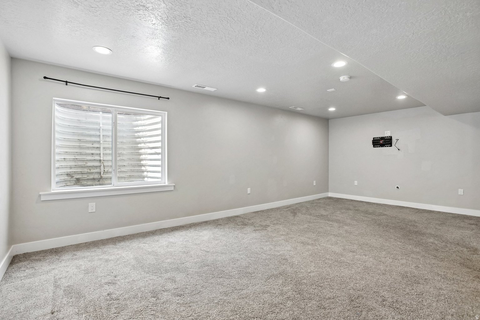 Building Photo - 167 W Silver Springs Dr