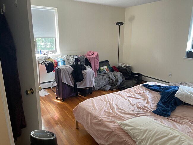 Building Photo - 2-bed w/heat & parking MT AUBURN