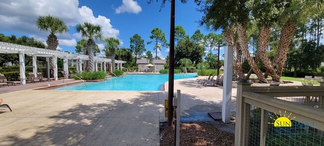 Building Photo - Charming 3BR Home with really great neighborhood perks!