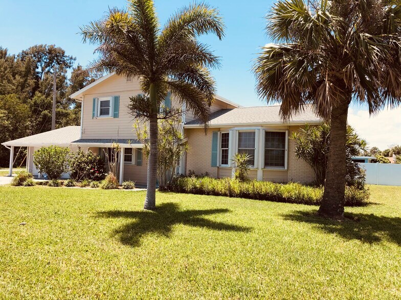 Building Photo - 2025 S Ocean Dr