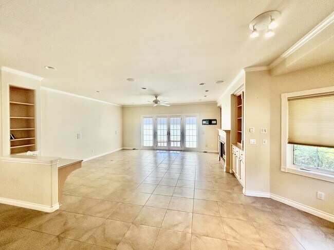 Building Photo - 560 E Maberry Dr