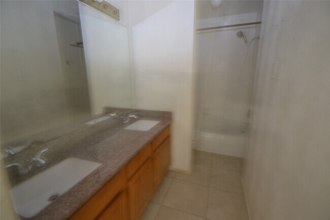 Building Photo - 12410 Meadow Briar Dr