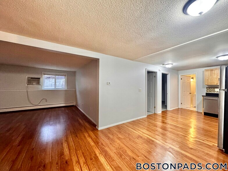 Building Photo - 715 N Main St