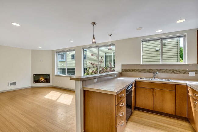 Building Photo - Cheery & Bright Columbia City Townhome