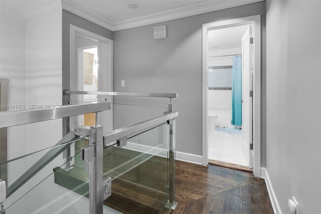 Building Photo - 1030 Manati Ave