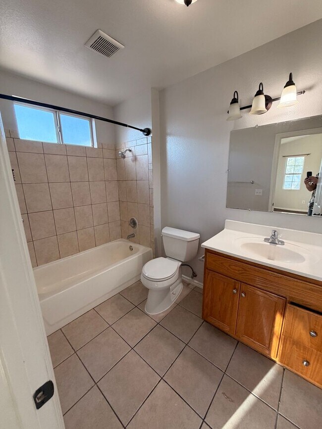 Building Photo - Spacious 3 bedroom w/ attached 2 Car Garage For Rent!