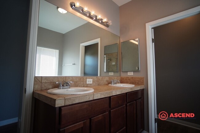 Building Photo - Beautiful 4 Bedroom SW Home Close to Freeway!