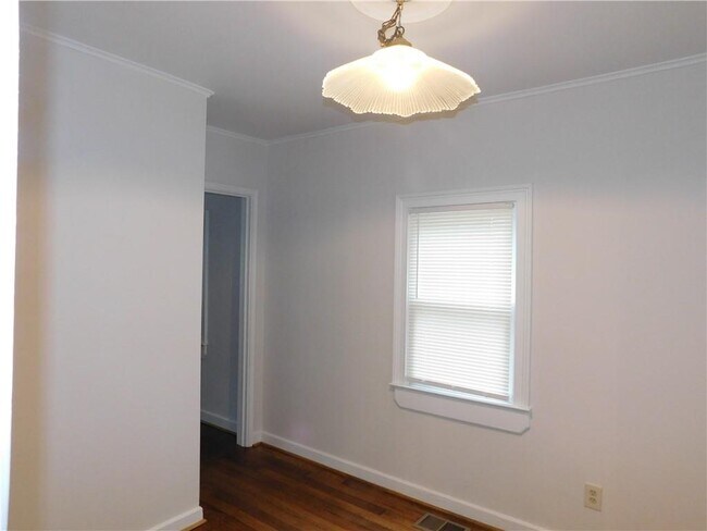 Building Photo - 219 Parkview Dr SE