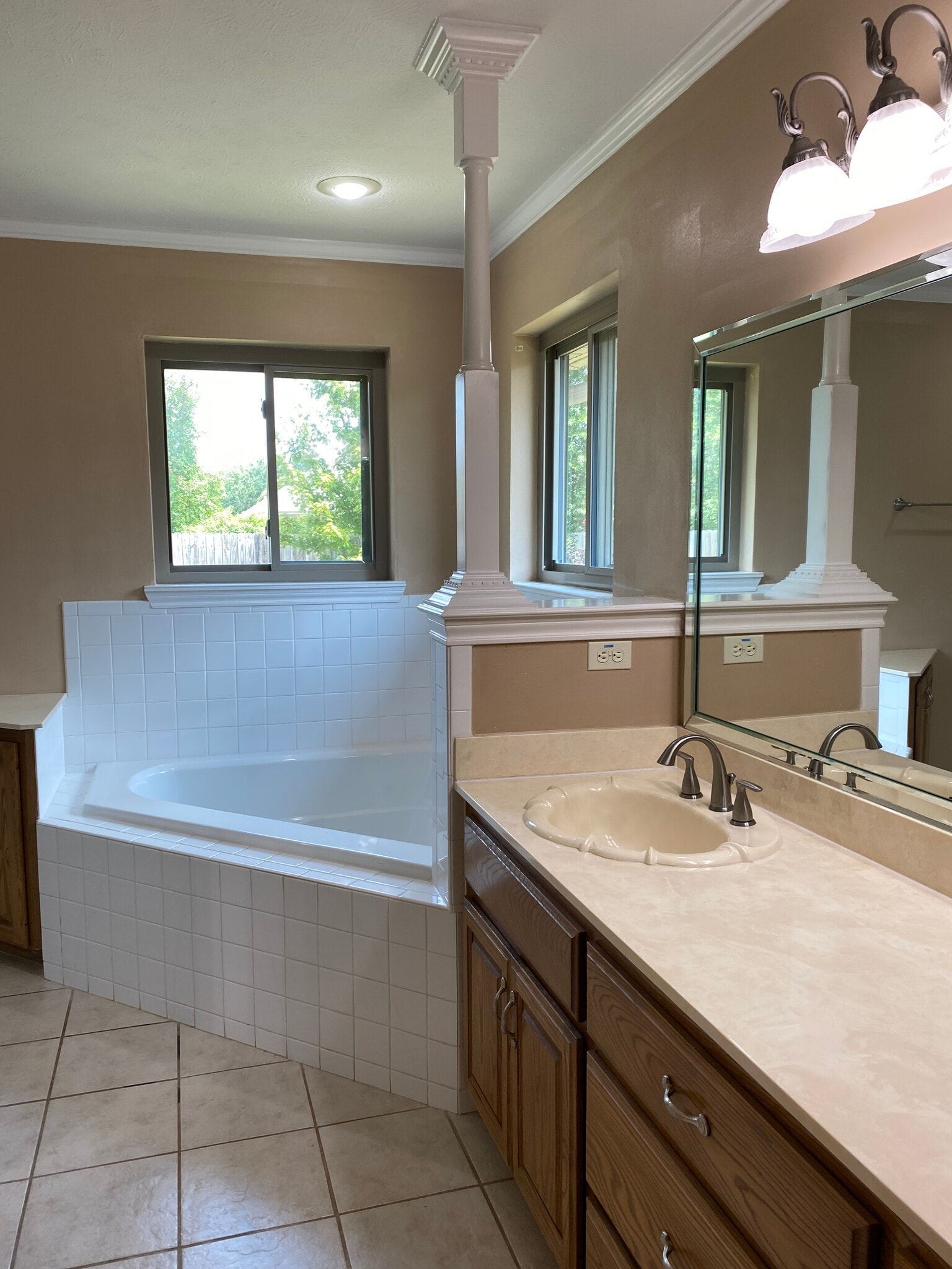 Building Photo - 6014 Castle Oaks