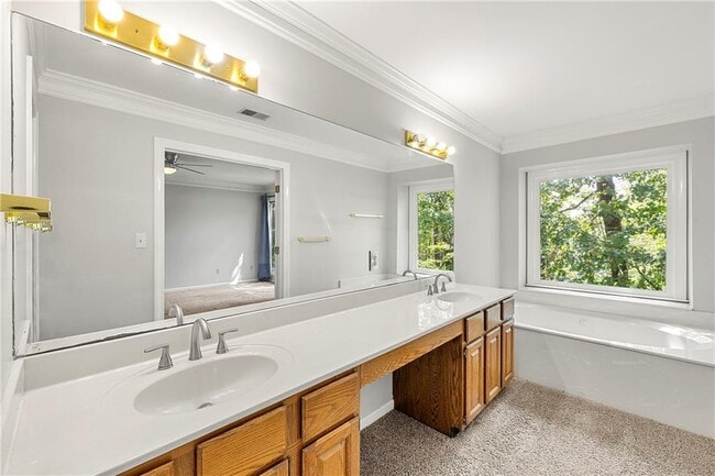 Building Photo - 302 S River Farm Dr