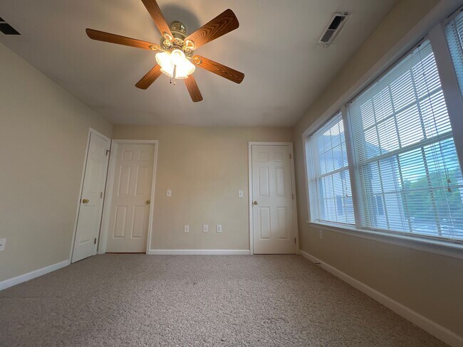 Building Photo - 4 Pineview Pl
