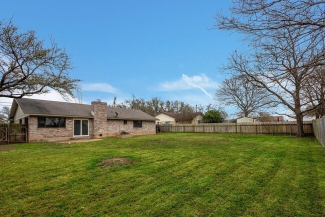 Building Photo - 2503 Versailles Dr