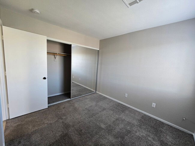 Building Photo - 3 Bedroom Home in Summerlin North Close to...