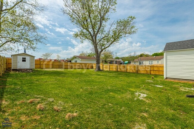 Building Photo - Beautiful and Newly Renovated 3 bedroom / ...