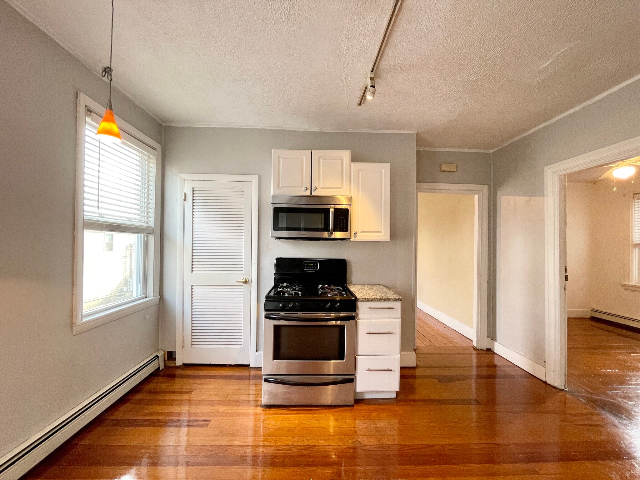 Building Photo - 48 America St