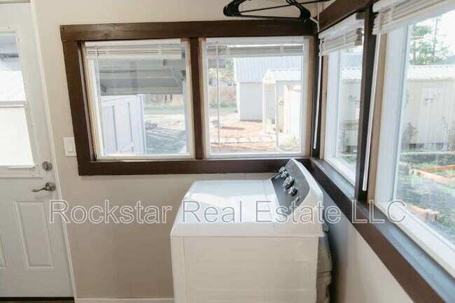 Building Photo - 1307 W Cleveland Ave