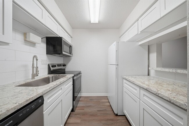 Building Photo - 1860 White Oak Dr