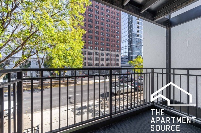 Building Photo - 1214 N La Salle Dr