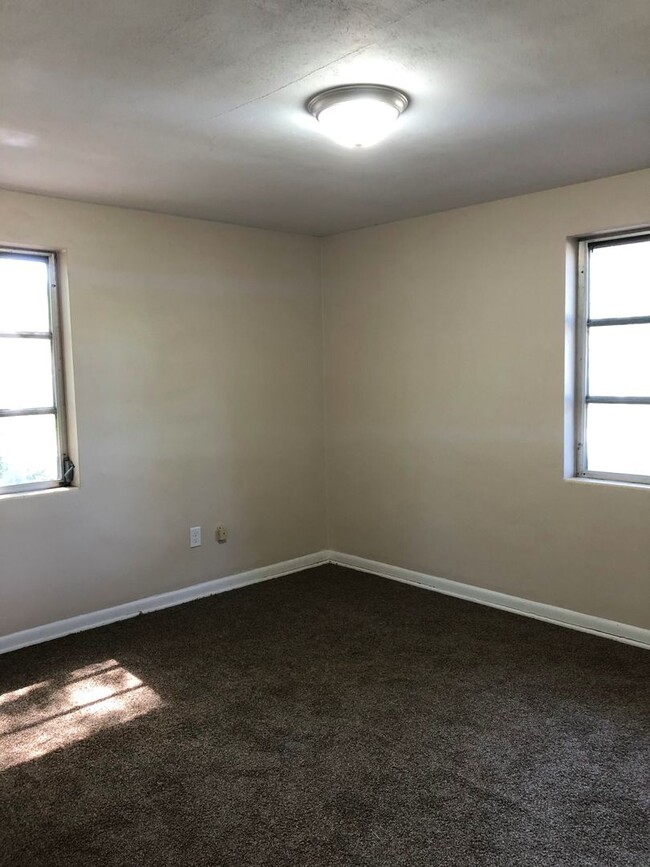 Building Photo - FREE 1ST MONTH RENT 2 Bed 1 Bath Home Pet ...