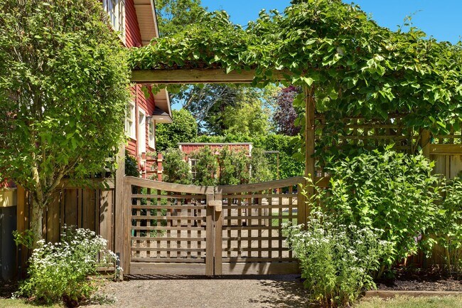 Building Photo - Updated 1926 4-bdrm/3-bath Sellwood bungal...