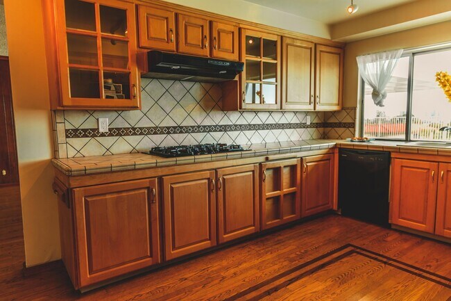 Building Photo - Los Feliz/Hollywood Hills AMAZING 6 Bed/4 Bath/Pool Luxury Home for Lease!