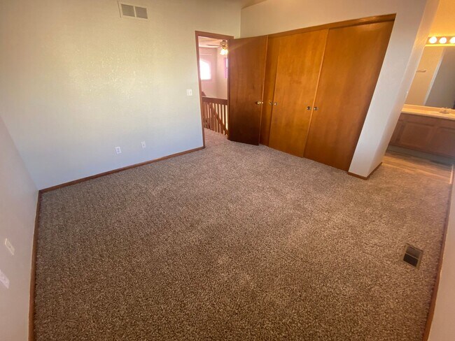 Building Photo - Lovely Cottonwood Home!