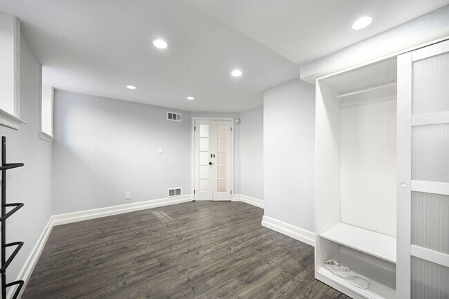 Building Photo - Dual-Entry Designer 2BR | In-Unit W/D | Pet Friendly & Parkside! Available now!