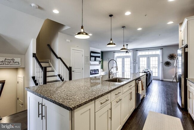 Building Photo - 6416 Greenleigh Ave