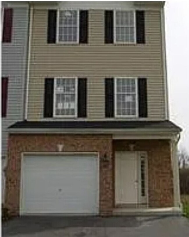 Building Photo - Spacious, Large, Luxury 3 Bedroom End - Unit Townhouse in Hockessin, Delaware